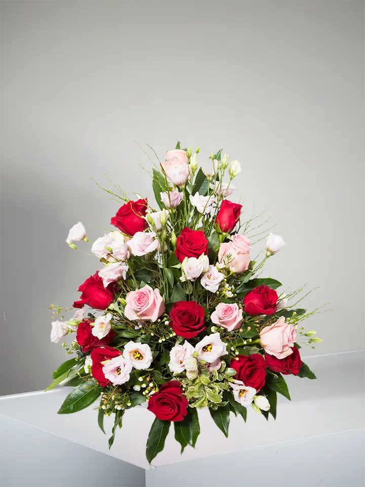 Composizione rose rosse rosa lisianthus rosa